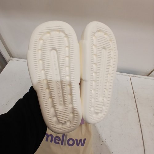 MELLOW SLIDE SANDALS - SIZE 7 - CREAM image 4