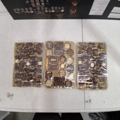 *RECENTLY EXPIRED* SWEET TEMPTATIONS HENRY LAMBERTZ PREMIUM CHOCOLATE GIFT SET - 1.125KG - ASSORTED (MODEL: 1830544) image 3