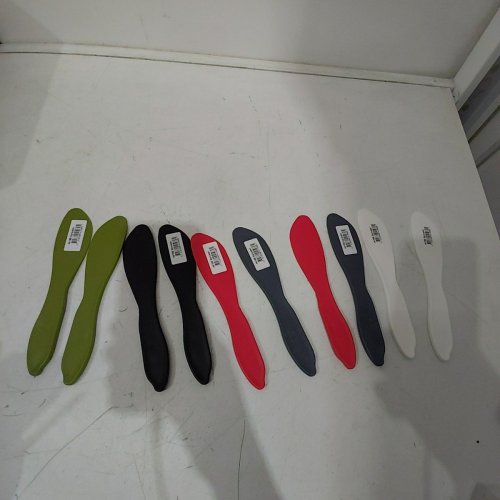 10 ASSORTED MULTI-USE PLASRIC SPREADERS - MULTI-COLOURS (ITEM: 4198) image 3
