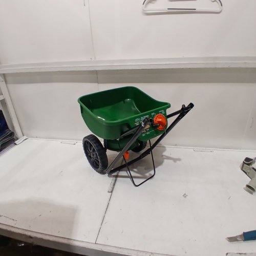SCOTTS TURF BUILDER EDGEGUARD MINI BROADCAST SPREADER - GREEN image 2