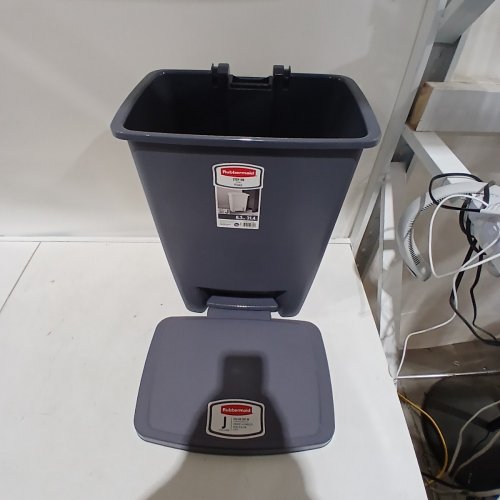RUBBERMAID STEP-ON GARBAGE CAN - 31L - GREY image 2