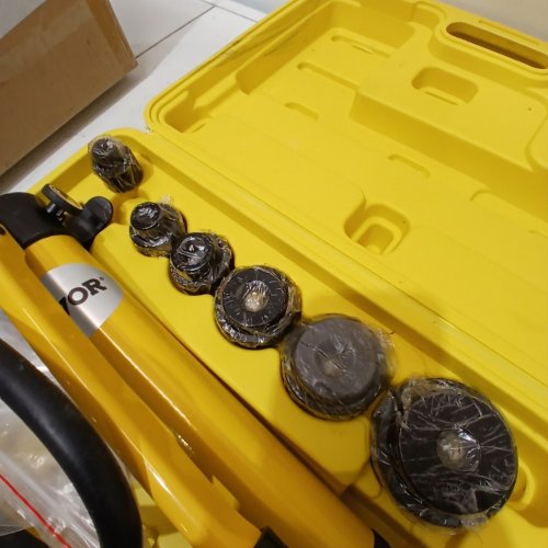 VEVOR HYDRAULIC KNOCKOUT PUNCH HOLE DRIVER COMPLETE KIT WITH 6 DIES, 8 TON, YELLOW/BLACK, (MODEL: SYK-8B) image 3