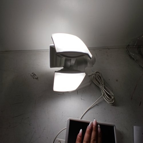 LUTEC MOTION ACTIVATED SOLAR SECURITY LED FLOOD LIGHT - 5000K - 3000LM - WHITE (MODEL: 1937995) image 2
