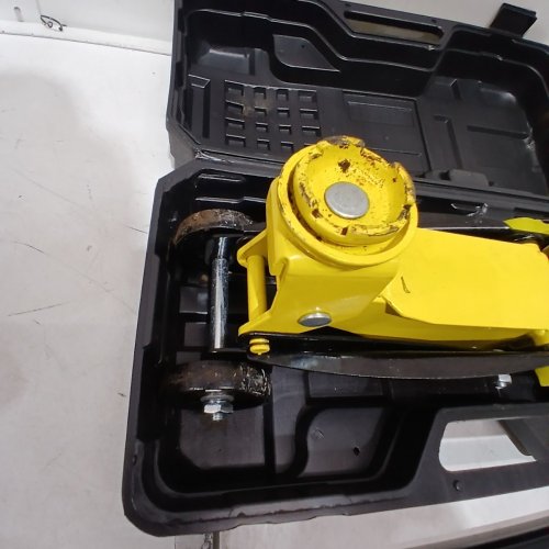 VEVOR PORTABLE LOW PROFILE STEEL FLOOR JACK WITH SINGLE PISTON QUICK LIFT PUMP & TRAVEL CASE - 5"-12" LIFT HEIGHT - 3300LB CAPACITY - YELLOW/BLACK (MODEL: VL-80015) image 3