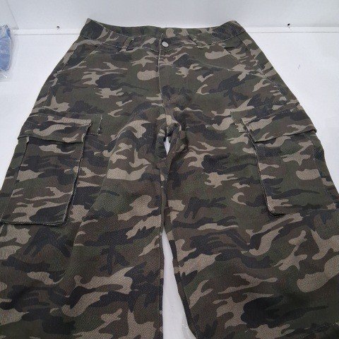 WOMEN'S CAMOUFLAGE CARGO CAPRI PANTS - MEDIUM - GREEN / BROWN image 2