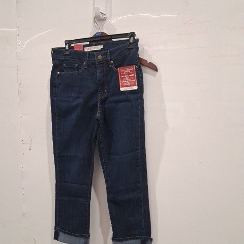 WOMEN'S LEVI STRAUSS SIGNATURE MID RISE CAPRI - SIZE 4 - DARK BLUE image 2
