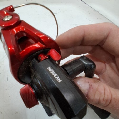 SHAKESPEARE NAVIGATOR SPINNING REEL - 5.5:1 RATIO - UP TO 8LBS LINE CAP - AMBIDEXTROUS - RED (MODEL: NV30SPR) image 3