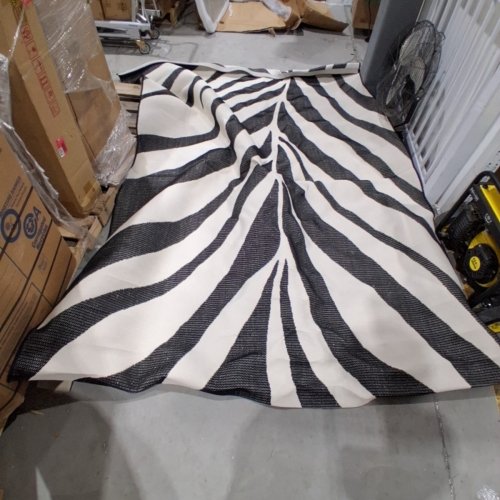 ROOM ESSENTIALS LEAF AREA RUG - 6FT 5" X 8FT 10" - BLACK & IVORY image 2