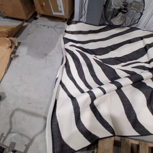 ROOM ESSENTIALS LEAF AREA RUG - 6FT 5" X 8FT 10" - BLACK & IVORY image 5