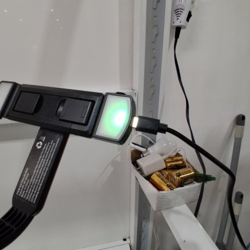 VIVITAR 2-IN-1 SELFIE STICK / TRIPOD WITH QUAD LED LIGHTS - BLACK (MODEL: VIVTR2L36-NOC) image 2