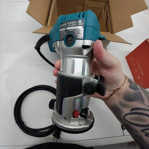 MAKITA COMPACT CORDED FIXED-BASE ROUTER TOOL WITH VARIABLE SPEED, QUICK-RELEASE CAM LOCK SYSTEM & SOFT START FEATURE - WITH INTERLOCKING CASE - 1 1/4" HP - 10,000-30,000 RPM - 120V - 6.5A - TEAL/BLACK (MODEL: RT0701C) image 3