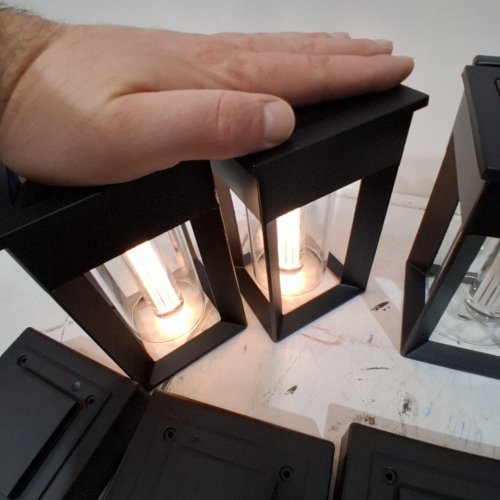 4PK NATURALLY SOLAR WALL/POST ACCENT LIGHTS - 25LM - BLACK (MODEL: 1938011) image 2