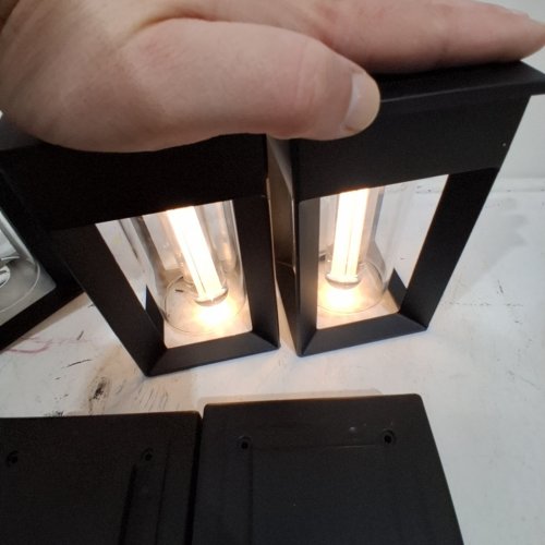 4PK NATURALLY SOLAR WALL/POST ACCENT LIGHTS - 25LM - BLACK (MODEL: 1938011) image 3