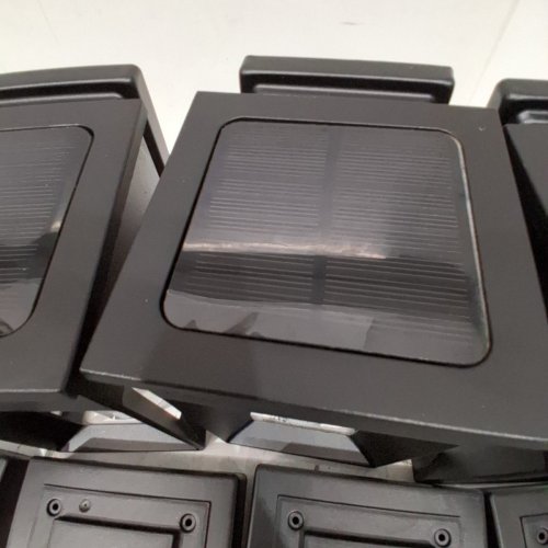 4PK NATURALLY SOLAR WALL/POST ACCENT LIGHTS - 25LM - BLACK (MODEL: 1938011) image 4