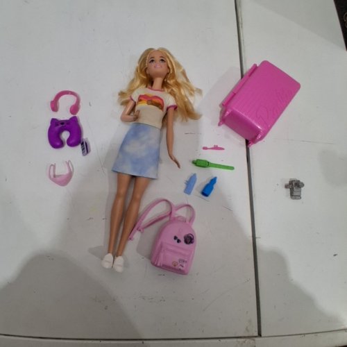BARBIE FAMILY & FRIENDS TRAVEL SET BARBIE 'MALIBU' DOLL & ACCESSORIES (MODEL: HJY18) image 2