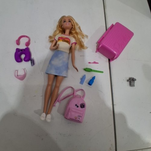 BARBIE FAMILY & FRIENDS TRAVEL SET BARBIE 'MALIBU' DOLL & ACCESSORIES (MODEL: HJY18) image 3