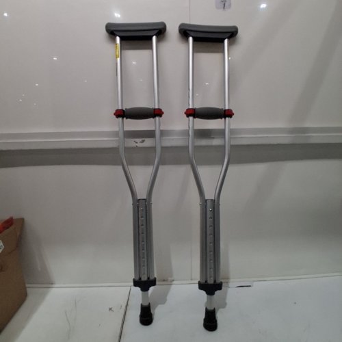 YOUTH'S MEDLINE GUARDIAN STANDARD ALUMINUM ADJUSTABLE CRUTCHES - 4'6" - 5'2" - ALUMINUM (MODEL: G92-214-8) image 2