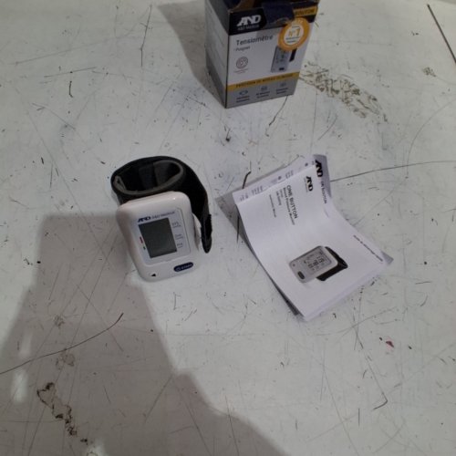 A&D MEDICAL ESSENTIAL WRIST BLOOD PRESSURE MONITOR - WHITE / BLACK (MODEL : UB-525CN) image 3