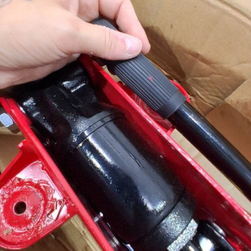 GARVEE HYDRAULIC FLOOR JACK - RED/BLACK (ITEM: 70JZ3) image 4