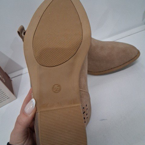 WOMEN'S ANKLE BOOTS WITH CHUNKY LOW HEEL - SIZE 6 (36) - TAN image 3