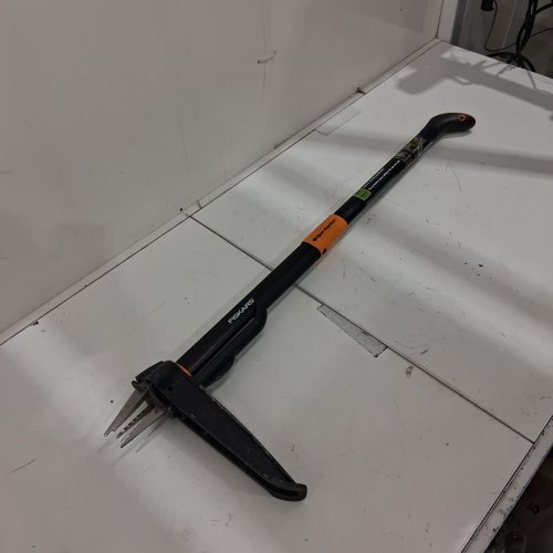FISKARS DELUXE STAND-UP WEEDER image 2