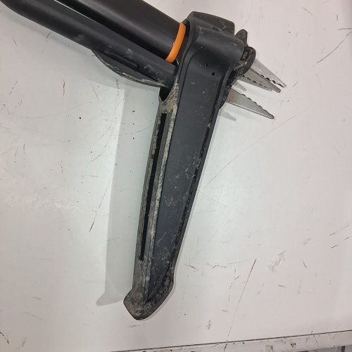 FISKARS DELUXE STAND-UP WEEDER image 3
