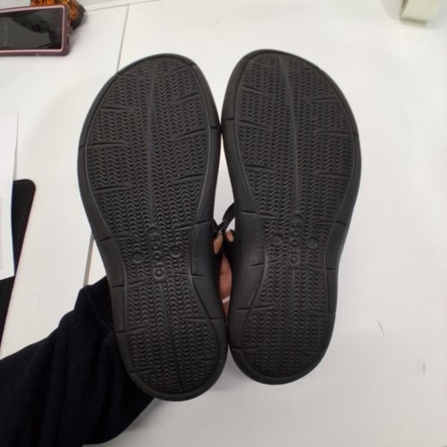 WOMEN'S CROCS SWIFTWATER SANDALS - SIZE 7 - BLACK image 4
