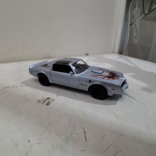 MAISTO *SPECIAL EDITION* PONTIAC FIREBIRD TRANS AM COLLECTIBLE MODEL DIE CAST CAR - 1:18 SCALE - GREY (MODEL: 9897765) image 2