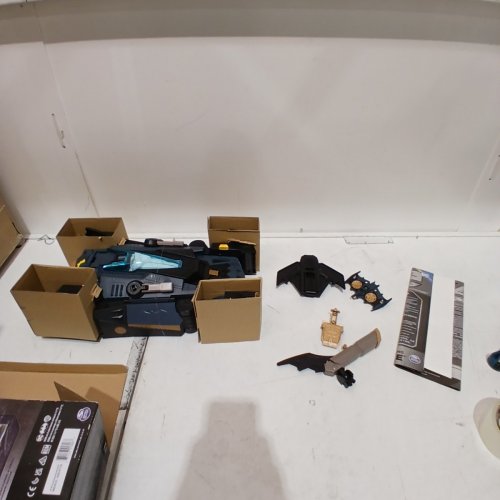 SPIN MASTER 2-IN-1 BATMAN ULTIMATE TRANSFORMING BATMOBILE PLAYSET (MODEL: ‎6070131) image 2