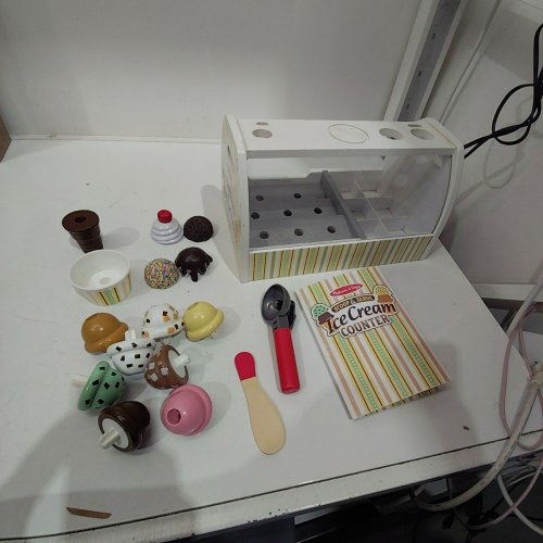 28PC MELISSA AND DOUG WOODEN ICE CREAM COUNTER image 2