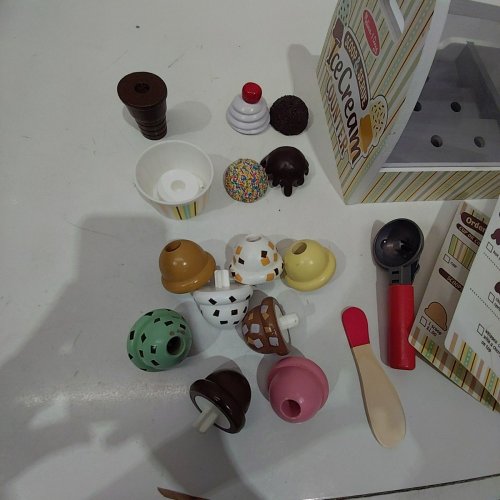 28PC MELISSA AND DOUG WOODEN ICE CREAM COUNTER image 4