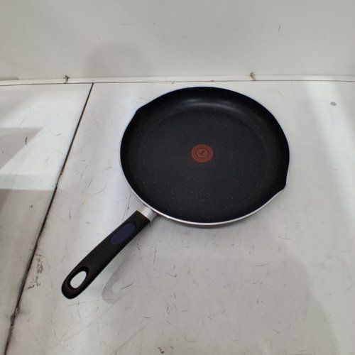 TFAL SIGNATURE NON STICK DURABASE TECHNOLOGY FRYING PAN WITH SPOUTS - 13" - BLACK image 2