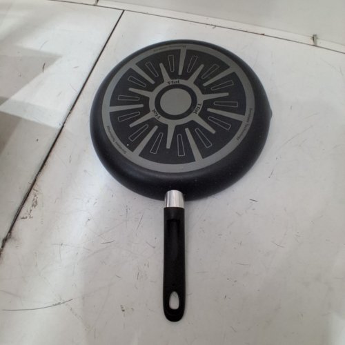 TFAL SIGNATURE NON STICK DURABASE TECHNOLOGY FRYING PAN WITH SPOUTS - 13" - BLACK image 4