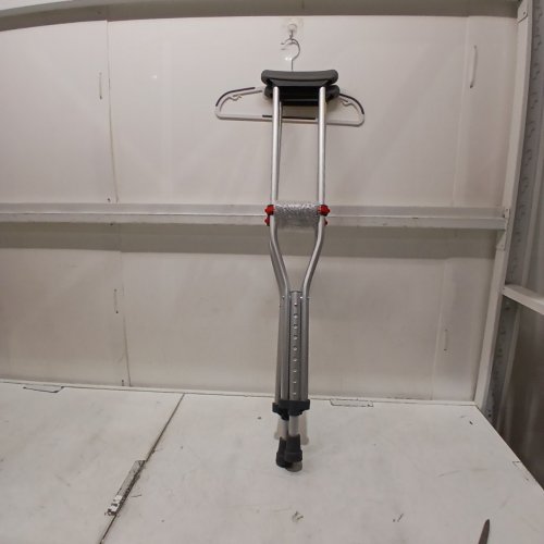 YOUTH'S MEDLINE GUARDIAN STANDARD ALUMINUM ADJUSTABLE CRUTCHES - 4'6" - 5'2" - ALUMINUM (MODEL: G92-214-8) image 2