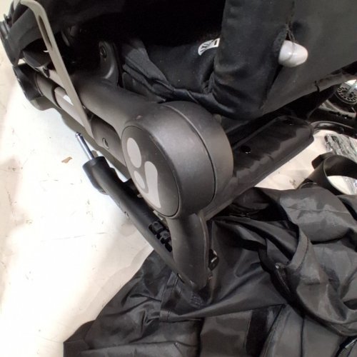MAXI-COSI LARA ULTRA COMPACT FOLDABLE STROLLER - ESSENTIAL BLACK (MODEL: 01323CFNA) image 4