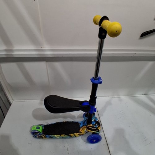 HURTLE SCOOTKID 3-WHEELED KICK SCOOTER WITH FLIP OUT SEAT, ADJUSTABLE HEIGHT - BLUE (MODEL: HURFS56) image 3