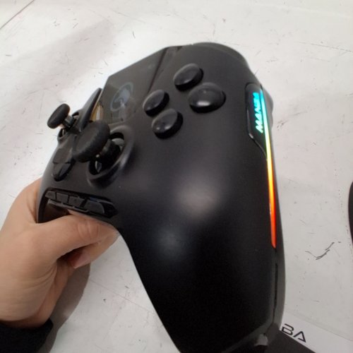 MANBA ONE INTERACTIVE SCREEN WIRELESS GAMING CONTROLLER FOR SWITCH/SWITCH 2/PC/IOS/ANDROID WITH RGB LIGHTING,REMAPPABLE BUTTONS & CHARGING DOCK - BLACK (MODEL: MANBA ONE) image 3