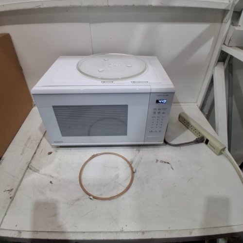PANASONIC "THE GENIUS" MICROWAVE OVEN - 1.3 CUBIC FEET/1100 WATTS - WHITE - (NN-SG676W) image 4