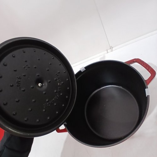STAUB LA COCOTTE ROUND CAST IRON DUTCH OVEN WITH LID - 4.7L - CHERRY RED (MODEL:1003520) image 3