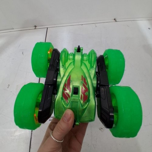 SWING STUNT 2.4GHZ REMOTE CONTROL STUNT CAR - GREEN image 3