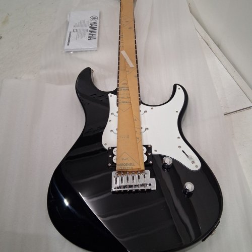 YAMAHA PACIFICA SERIES ELECTRIC ALDER WOOD GUITAR WITH 5-POSITION SWITCH WITH COIL TAP - BLACK (MODEL: PAC112V) image 4