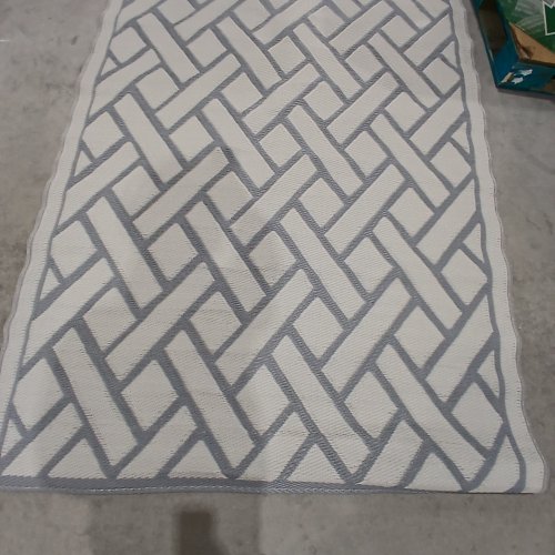 GEOMETRIC PATTERN OUTDOOR AREA RUG - 7.6FT X 5FT - WHITE AND GRAY image 2