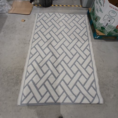 GEOMETRIC PATTERN OUTDOOR AREA RUG - 7.6FT X 5FT - WHITE AND GRAY image 3
