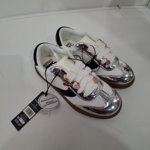 GIRLS' MADDEN NYC CASUAL SNEAKER SHOES - SIZE 1 - WHITE/SILVER (STYLE: 62CHARLEYW26) image 2