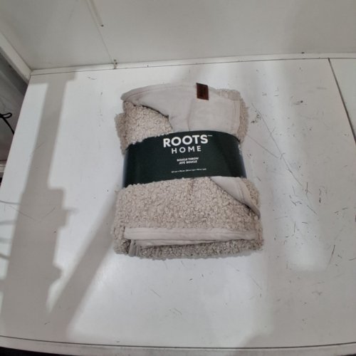 ROOTS HOME PLUSH BLANKET - 60" X 70" - LIGHT GREY (MODEL:2010800) image 2