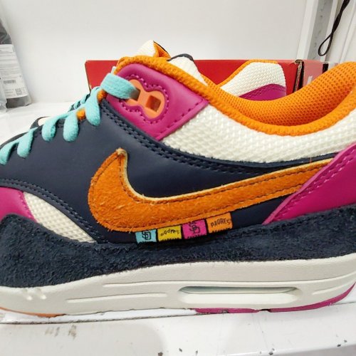 MEN'S NIKE PADRES AIR MAX 1 SNEAKERS - US 10.5 - DARK OBSIDIAN / MAGMA ORANGE (STYLE: IQ2847-400) image 6