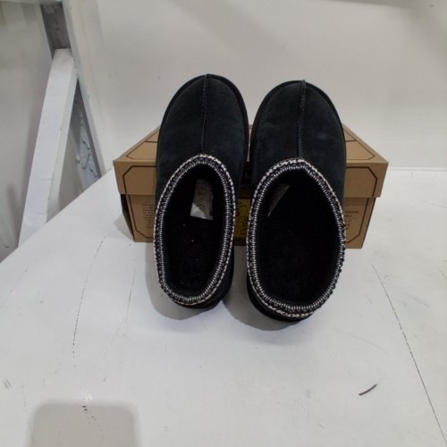 UNISEX KIRKLAND SIGNATURE SHEARLING SLIPPERS - MEN'S 6 - WOMEN'S 7 - BLACK (MODEL: 7771737) image 2