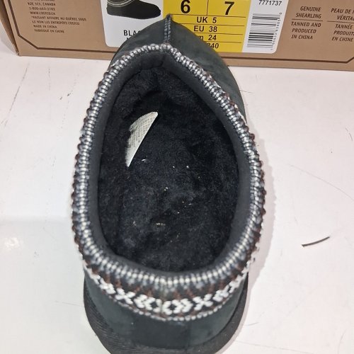 UNISEX KIRKLAND SIGNATURE SHEARLING SLIPPERS - MEN'S 6 - WOMEN'S 7 - BLACK (MODEL: 7771737) image 4