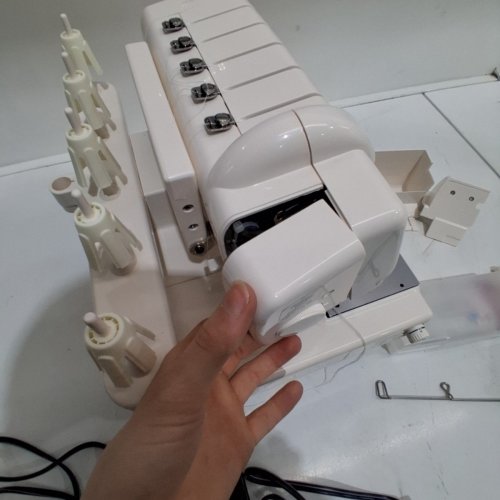 SINGER PROFESSIONAl 5 HEAVY-DUTY METAL FRAME SOWING MACHINE WITH ACCESSORY KIT - WHITE - (MODEL: 14T968DC) image 6