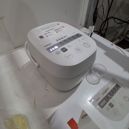 TOSHIBA RICE COOKER 5.5 CUP UNCOOKED - LED DISPLAY, 15 COOKING FUNCTIONS, 3D HEATING TECHNOLOGY, 24-HR DELAY TIMER, AUTO KEEP WARM, NONSTICK INNER POT - WHITE (MODEL: RC-10DRUNA) image 3